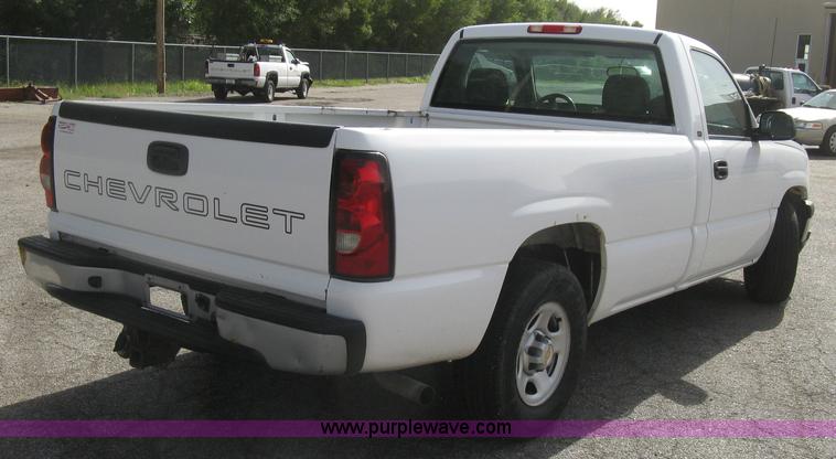 image for item E7882 2004 Chevrolet Silverado 1500 pickup truck