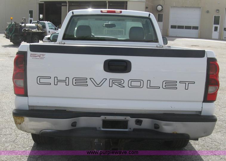 image for item E7882 2004 Chevrolet Silverado 1500 pickup truck
