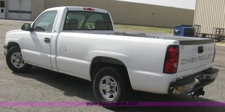 image for item E7882 2004 Chevrolet Silverado 1500 pickup truck