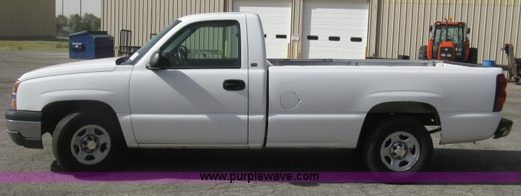 image for item E7882 2004 Chevrolet Silverado 1500 pickup truck