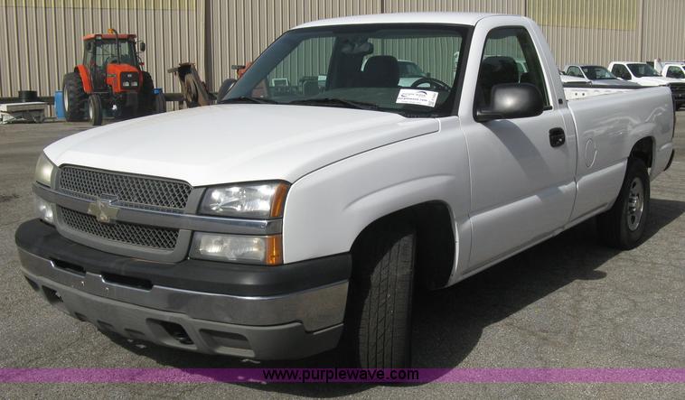 image for item E7882 2004 Chevrolet Silverado 1500 pickup truck