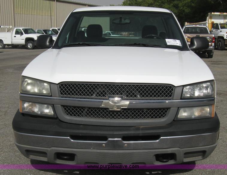 image for item E7882 2004 Chevrolet Silverado 1500 pickup truck