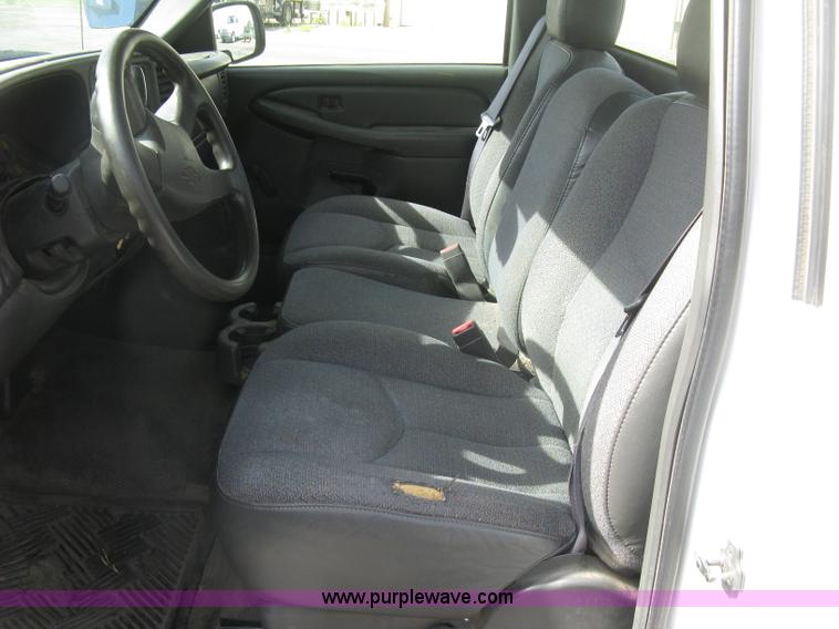 image for item E7882 2004 Chevrolet Silverado 1500 pickup truck