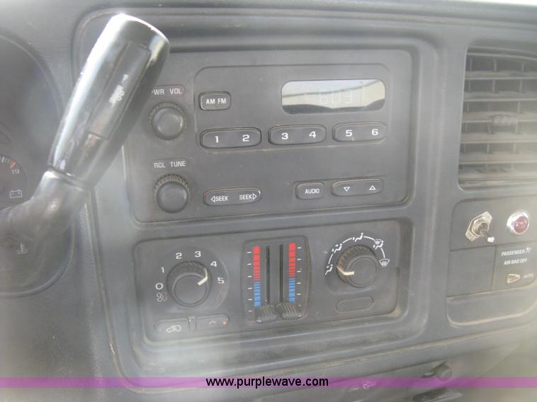 image for item E7882 2004 Chevrolet Silverado 1500 pickup truck