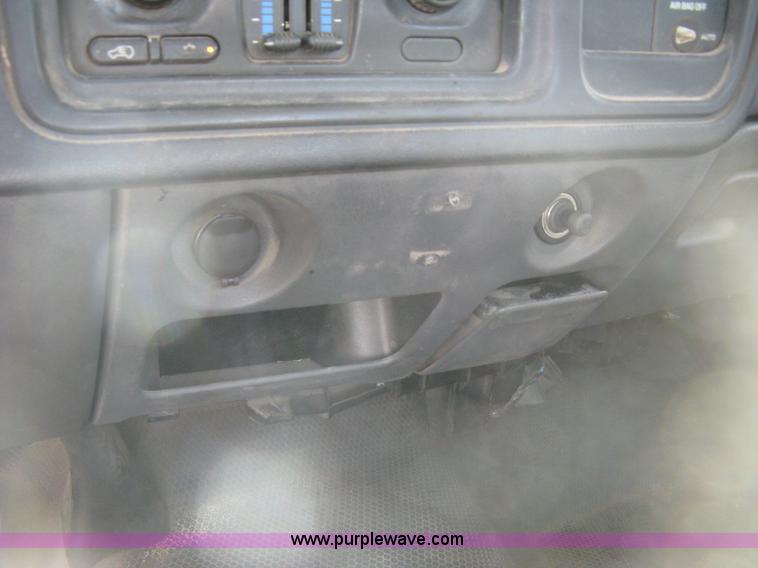 image for item E7882 2004 Chevrolet Silverado 1500 pickup truck