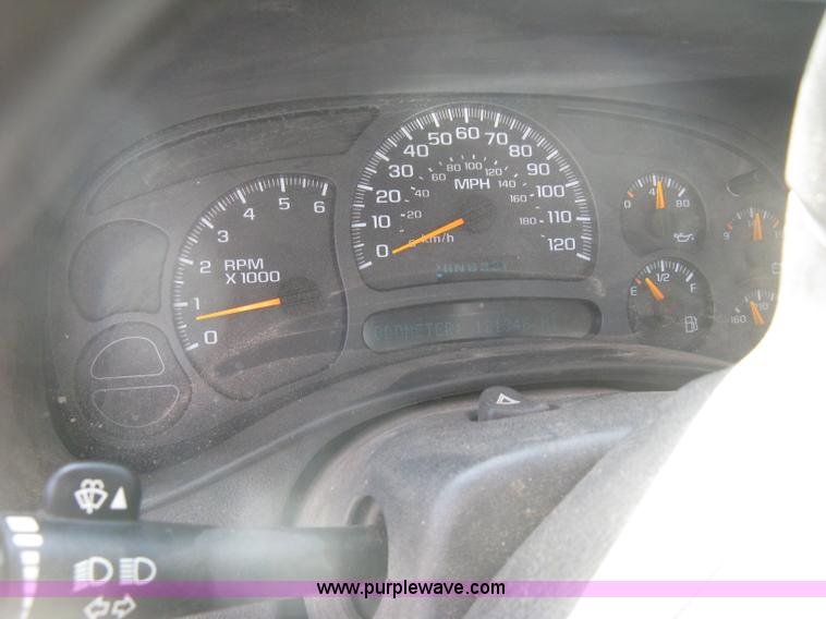 image for item E7882 2004 Chevrolet Silverado 1500 pickup truck