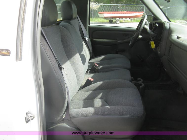 image for item E7882 2004 Chevrolet Silverado 1500 pickup truck