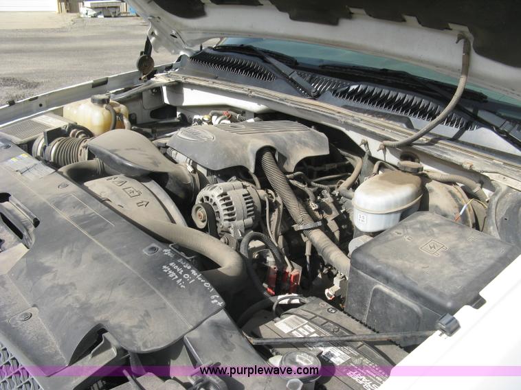 image for item E7882 2004 Chevrolet Silverado 1500 pickup truck