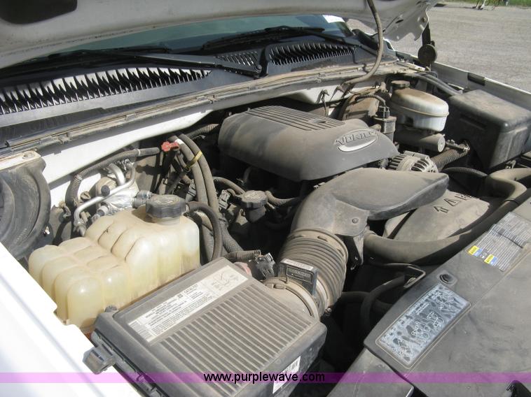 image for item E7882 2004 Chevrolet Silverado 1500 pickup truck