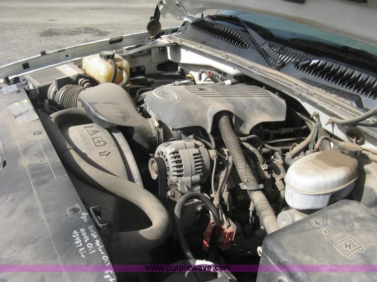 image for item E7882 2004 Chevrolet Silverado 1500 pickup truck