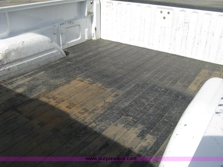 image for item E7882 2004 Chevrolet Silverado 1500 pickup truck