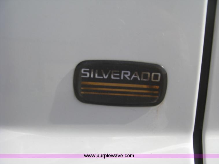 image for item E7882 2004 Chevrolet Silverado 1500 pickup truck