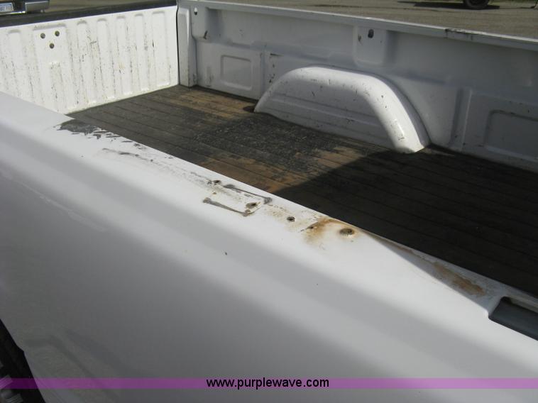 image for item E7882 2004 Chevrolet Silverado 1500 pickup truck