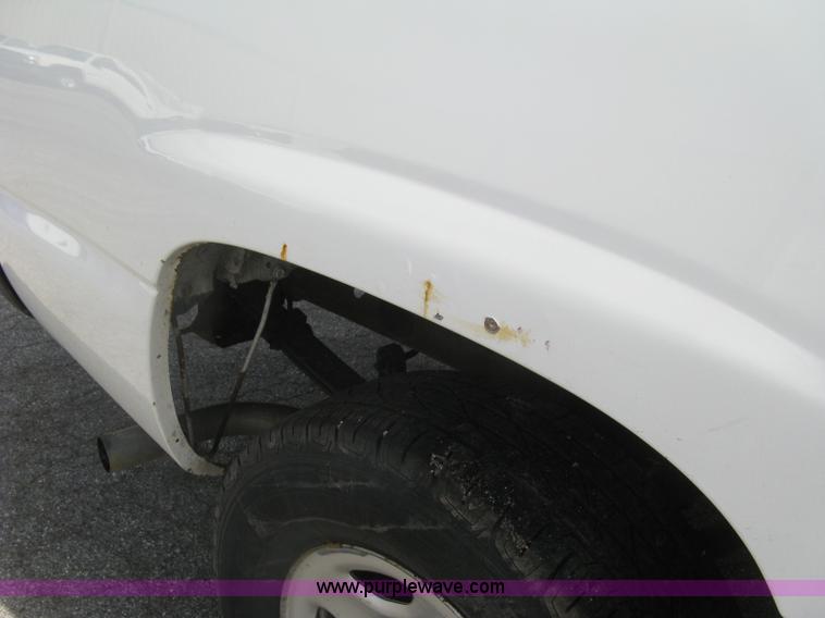 image for item E7882 2004 Chevrolet Silverado 1500 pickup truck