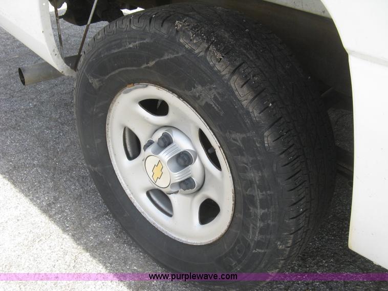 image for item E7882 2004 Chevrolet Silverado 1500 pickup truck