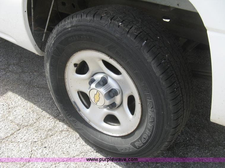 image for item E7882 2004 Chevrolet Silverado 1500 pickup truck