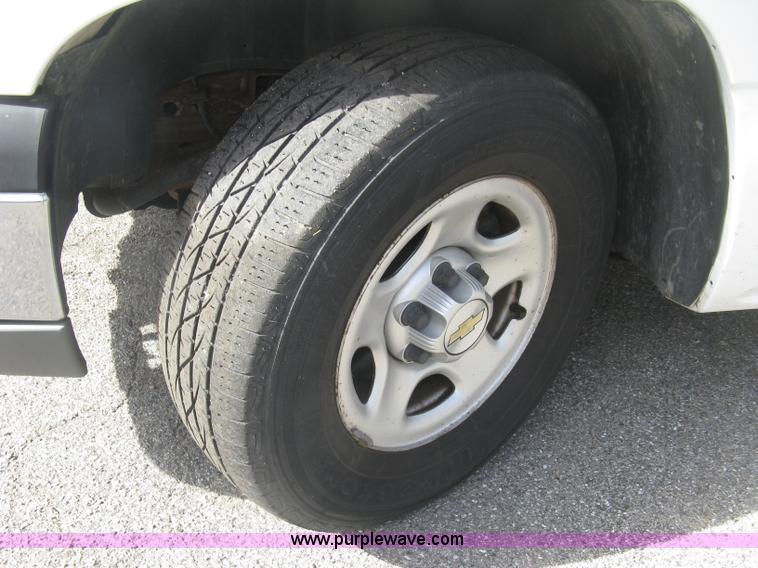 image for item E7882 2004 Chevrolet Silverado 1500 pickup truck