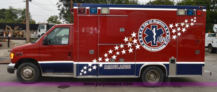 image for item F5177 2003 Ford 801 ambulance