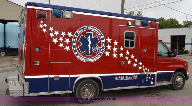 image for item F5177 2003 Ford 801 ambulance