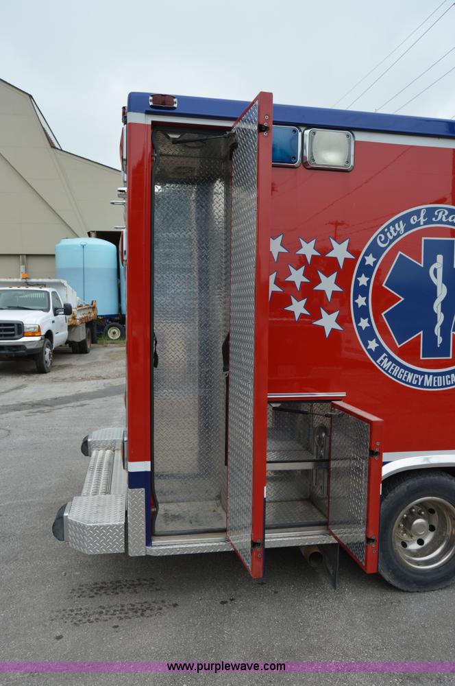 image for item F5177 2003 Ford 801 ambulance