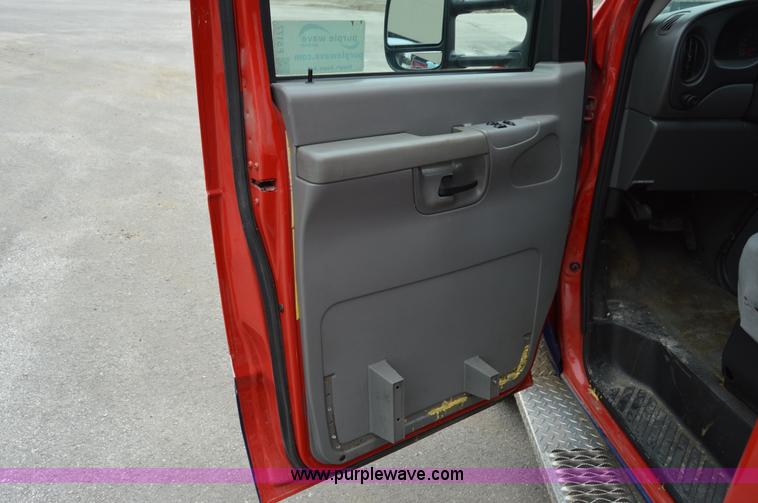 image for item F5177 2003 Ford 801 ambulance