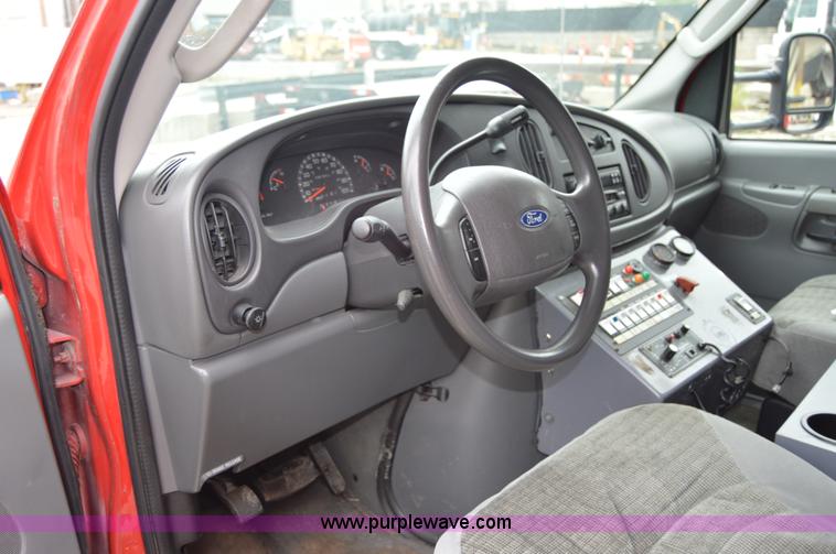 image for item F5177 2003 Ford 801 ambulance