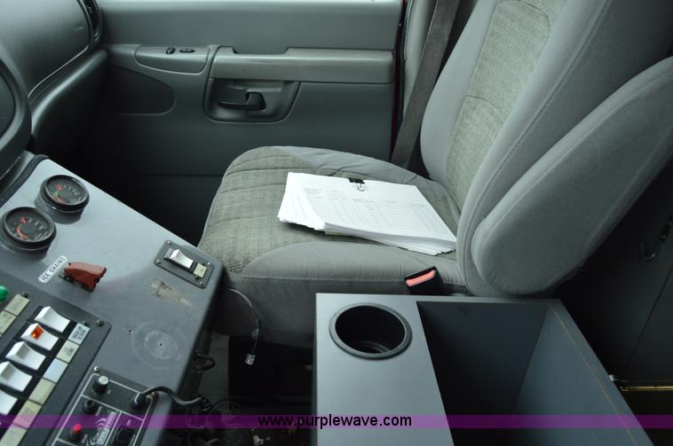 image for item F5177 2003 Ford 801 ambulance
