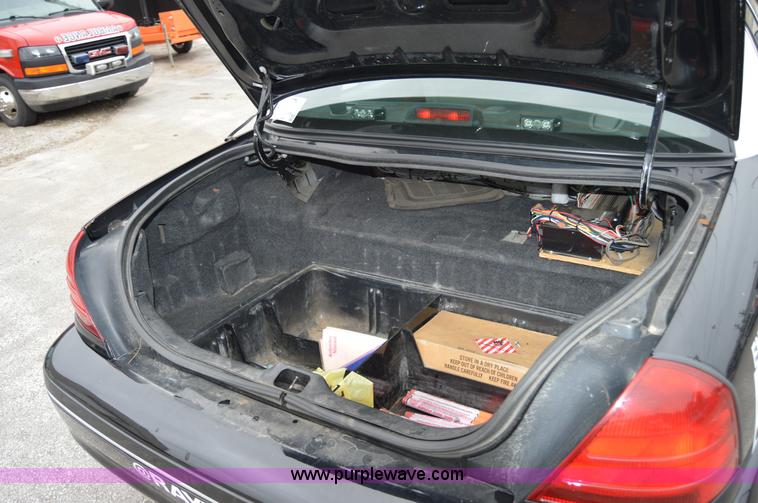 image for item I2979 2010 Ford Crown Victoria Police Interceptor