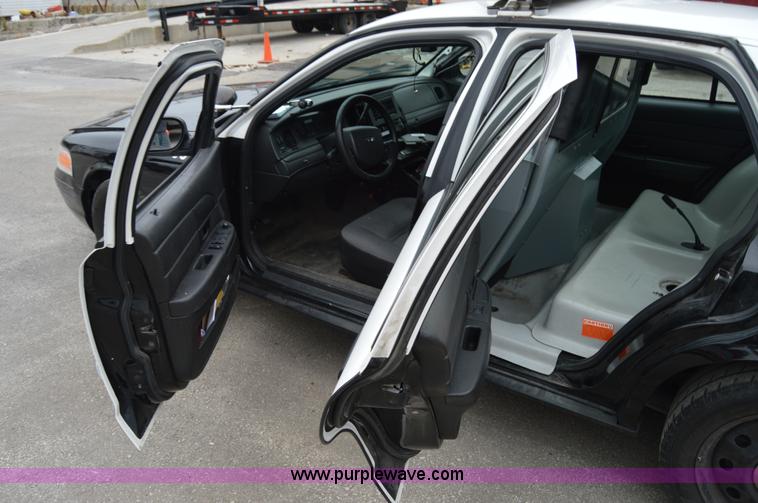 image for item I2979 2010 Ford Crown Victoria Police Interceptor