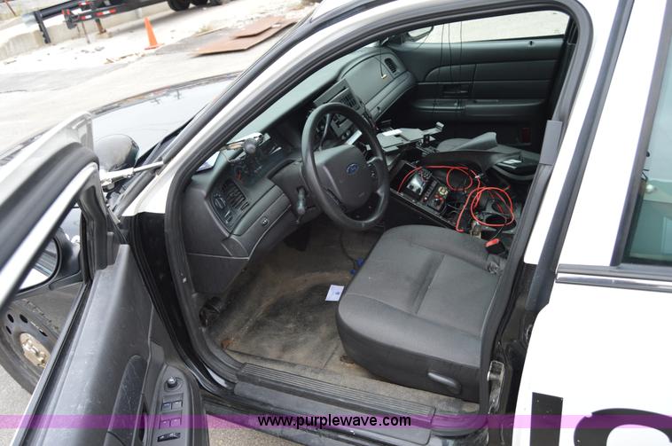 image for item I2979 2010 Ford Crown Victoria Police Interceptor