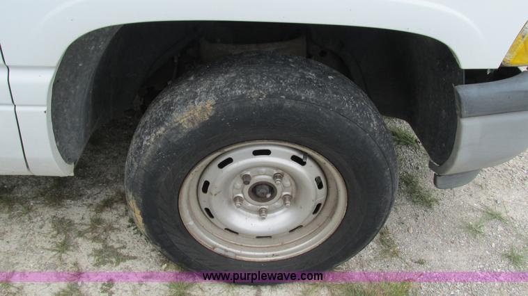 image for item I3233 2001 Dodge Ram 1500 pickup truck