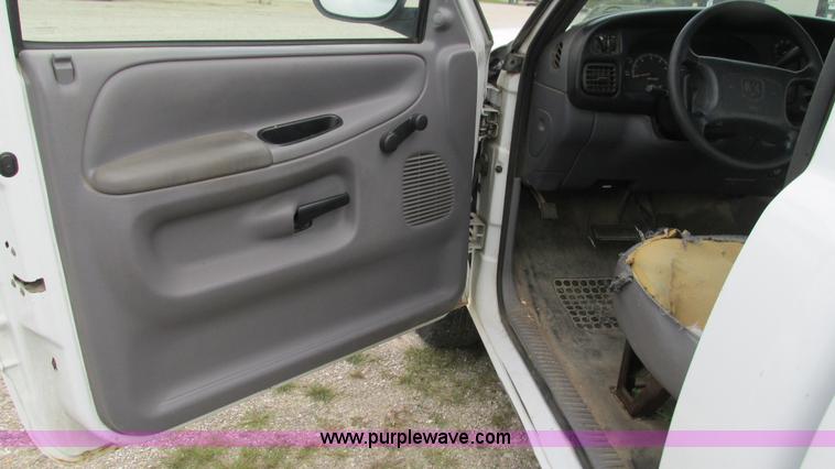 image for item I3233 2001 Dodge Ram 1500 pickup truck