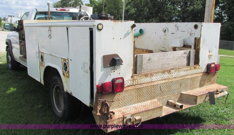 image for item I3236 2002 Chevrolet Silverado 3500 utility truck