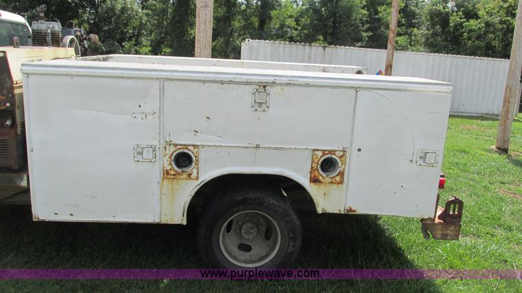 image for item I3236 2002 Chevrolet Silverado 3500 utility truck