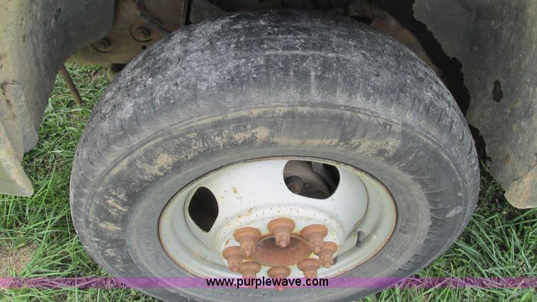 image for item I3236 2002 Chevrolet Silverado 3500 utility truck