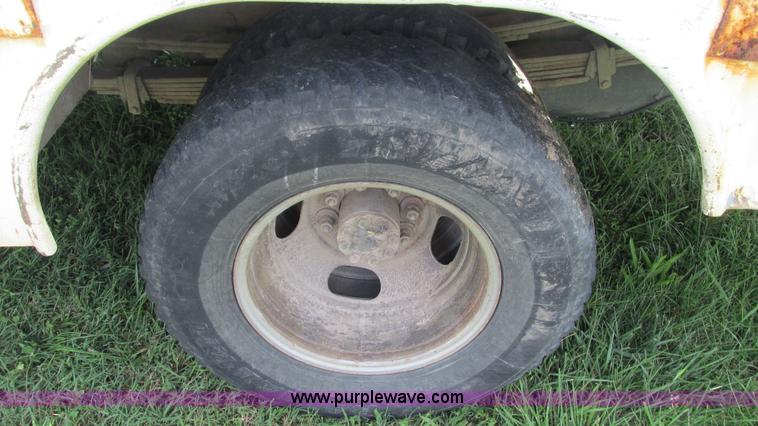 image for item I3236 2002 Chevrolet Silverado 3500 utility truck