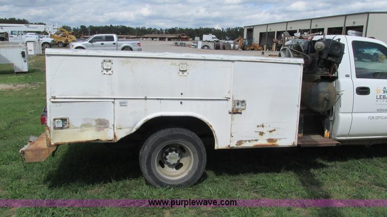 image for item I3236 2002 Chevrolet Silverado 3500 utility truck