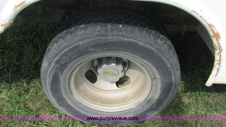 image for item I3236 2002 Chevrolet Silverado 3500 utility truck