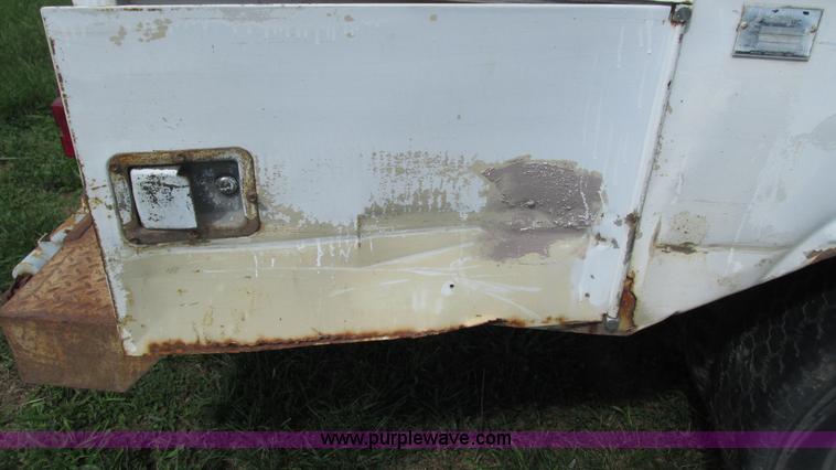 image for item I3236 2002 Chevrolet Silverado 3500 utility truck