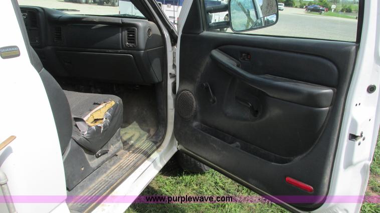 image for item I3236 2002 Chevrolet Silverado 3500 utility truck