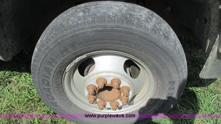 image for item I3236 2002 Chevrolet Silverado 3500 utility truck