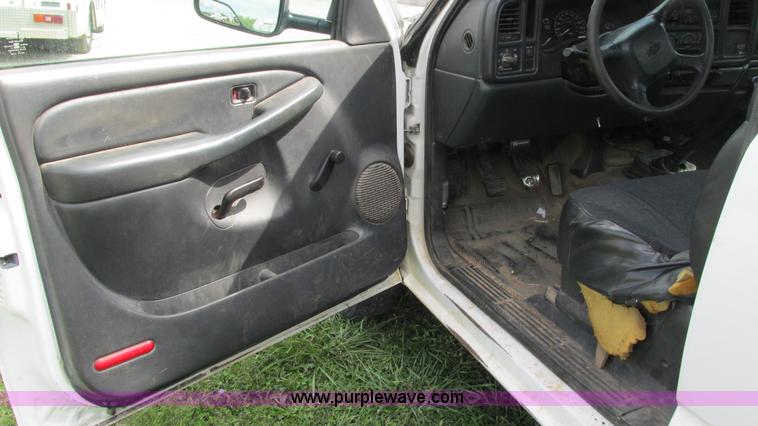 image for item I3236 2002 Chevrolet Silverado 3500 utility truck