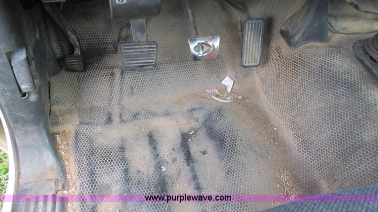 image for item I3236 2002 Chevrolet Silverado 3500 utility truck