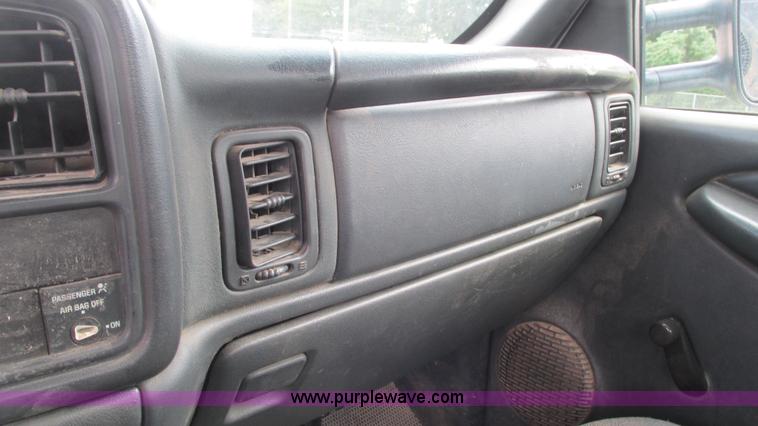 image for item I3236 2002 Chevrolet Silverado 3500 utility truck