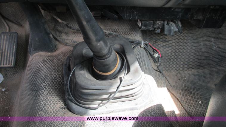 image for item I3236 2002 Chevrolet Silverado 3500 utility truck