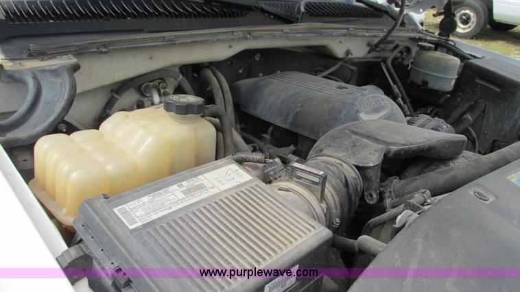 image for item I3236 2002 Chevrolet Silverado 3500 utility truck