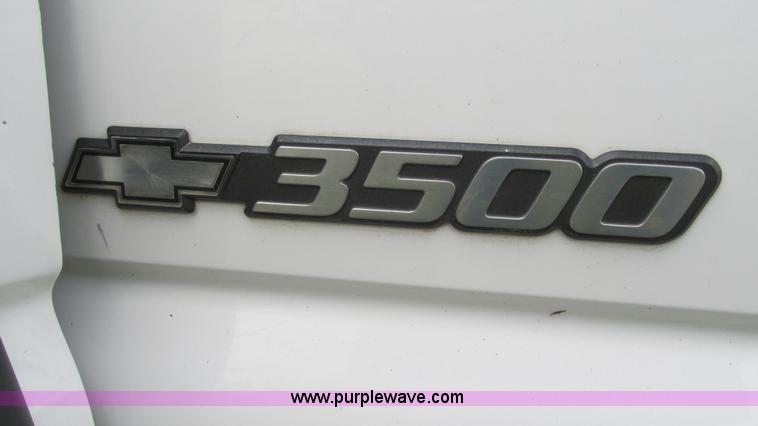 image for item I3236 2002 Chevrolet Silverado 3500 utility truck