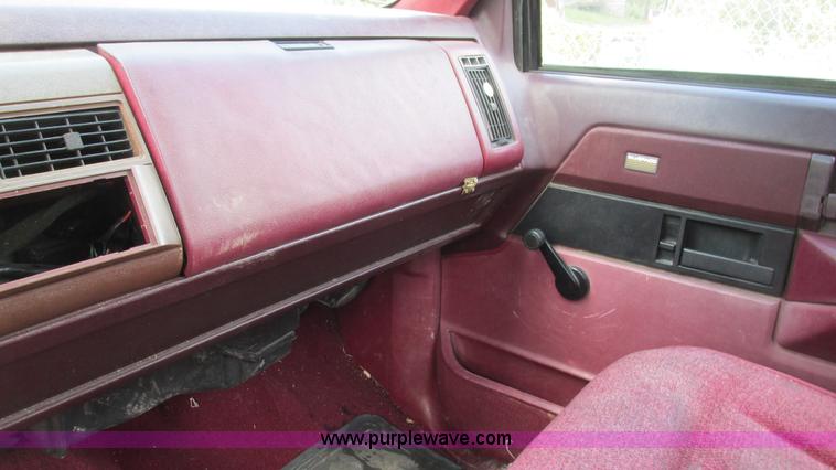 image for item I3241 1989 Chevrolet 1500 pickup truck