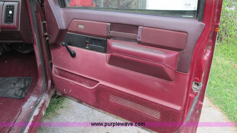 image for item I3241 1989 Chevrolet 1500 pickup truck