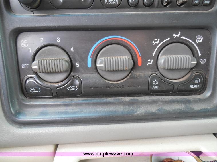 image for item I3334 2000 Chevrolet Tahoe LS SUV